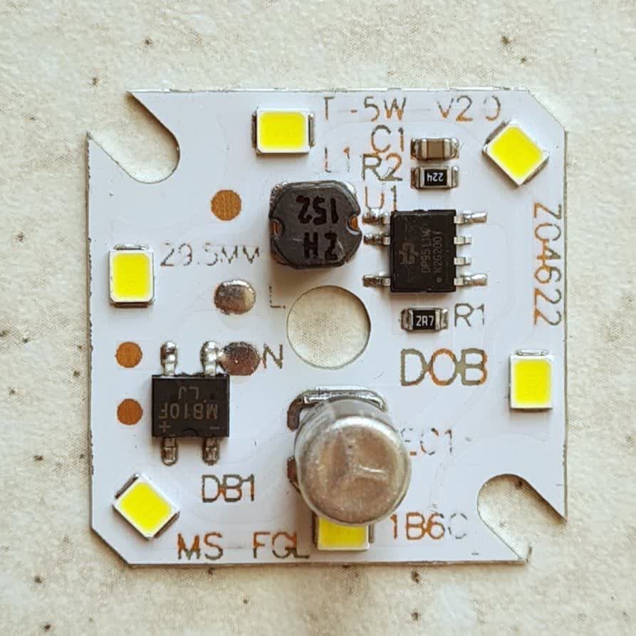 چیپ ال ای دی 5 وات  ماژول دی او بی 2خازنه  لامپی رنگ سفید  مهتابی مناسب جهت تعمیر لامپ. chip led dob 5w 220v