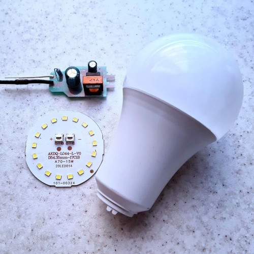 بدنه لامپ 15 وات. همراه با حباب ،سرپیچ،سیم سیلیکون،چیپ ال ای دی